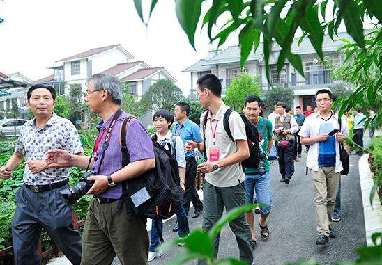 (教育报道）志愿学生轮流给老教授当“朗读者”，八旬老人写下“情书”表达